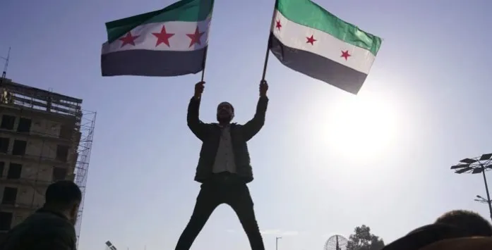 علم الثورة يرفرف فوق سفارة بيروت