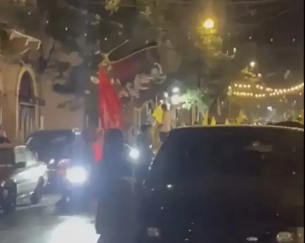 مواكب"اعلام وشعارات حزبية طائفية" من مغدوشة الى الجميزة