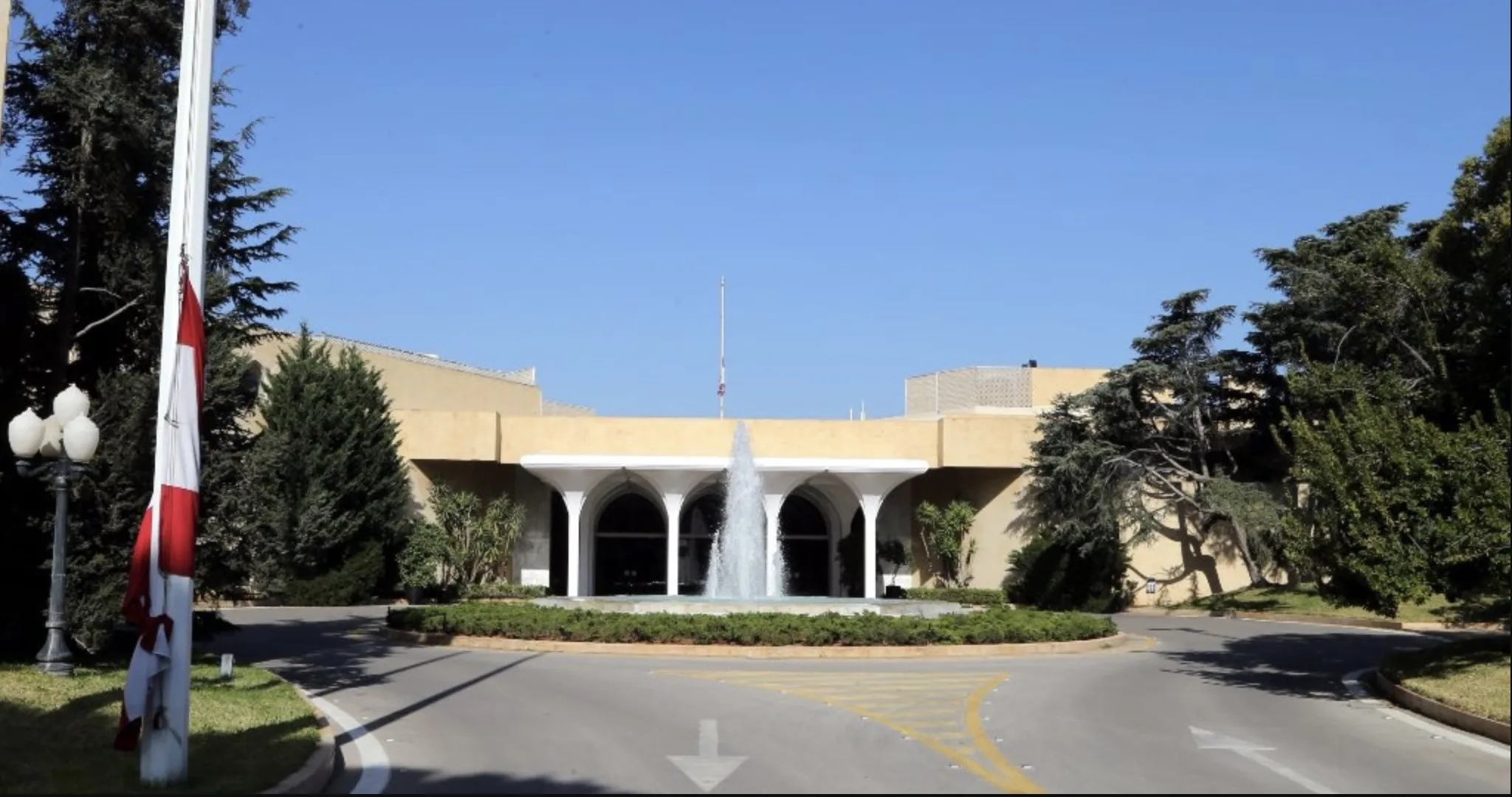 العلم اللبناني منكسا على سارية قصر بعبدا لمناسبة الجمعة العظيمة