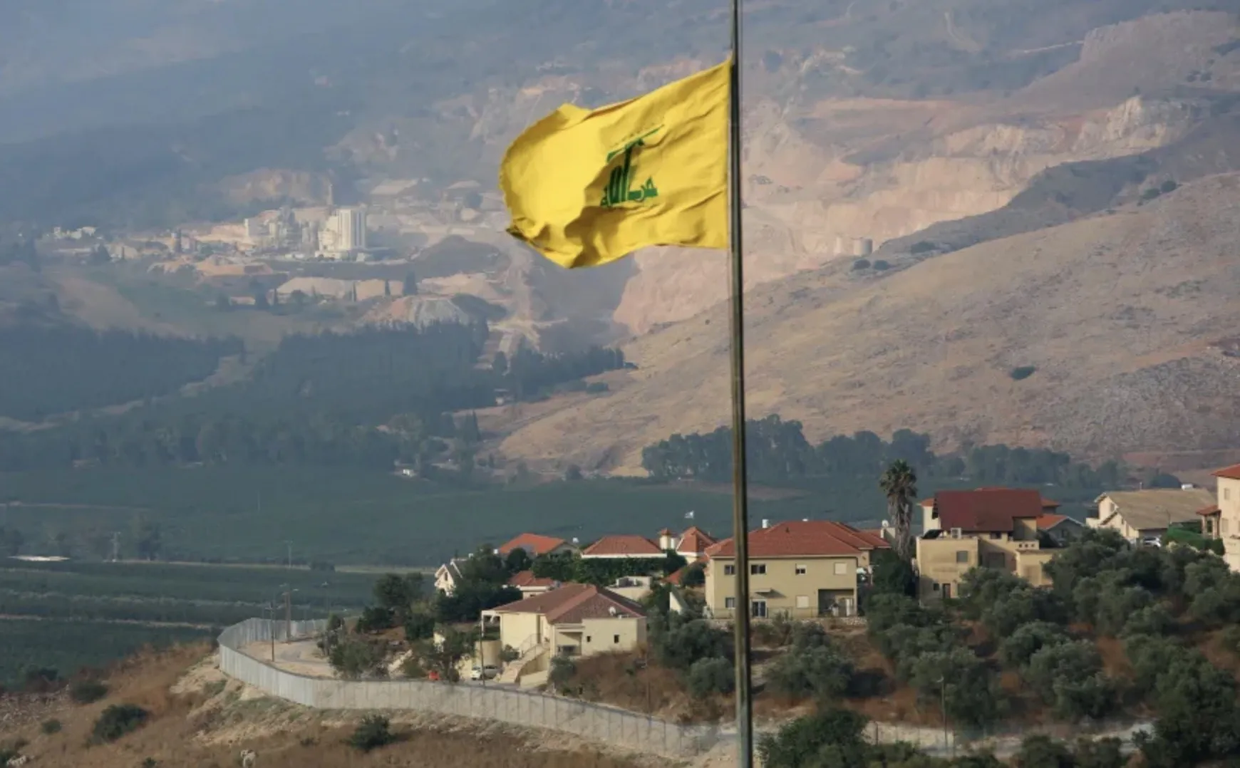 اسرائيل توافق على الانسحاب التدريجي من الجنوب  مقابل حصرية السلاح