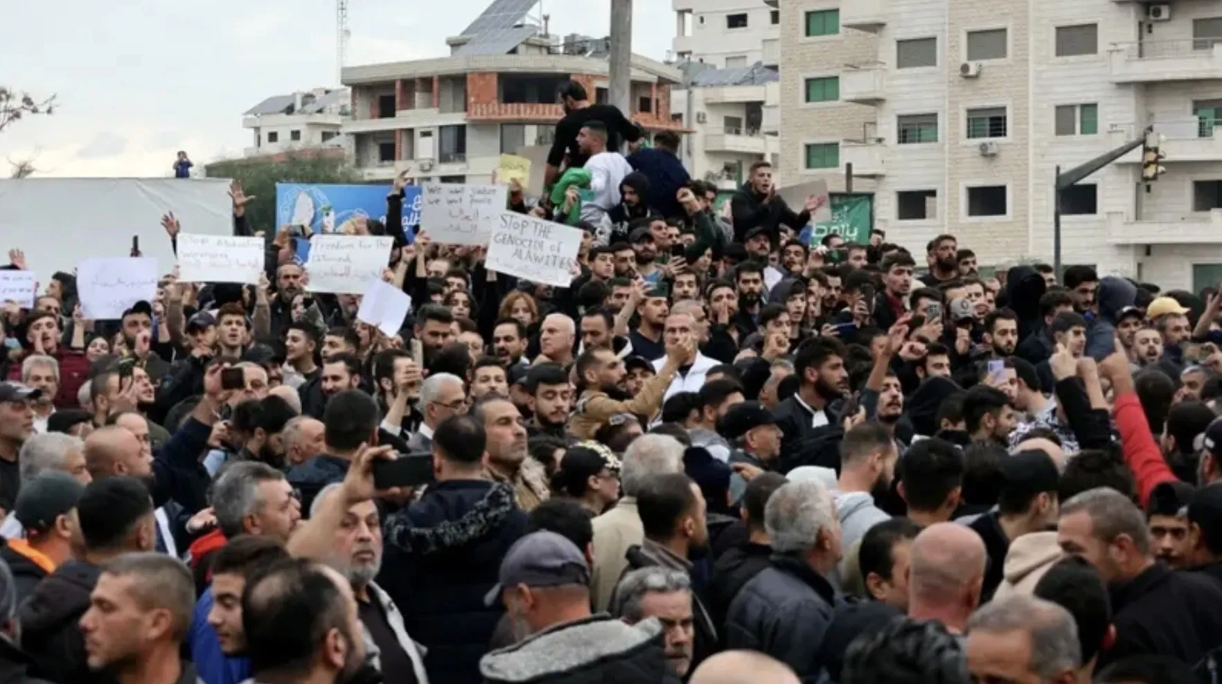 تظاهرات عنيفة في اللاذقية وطرطوس