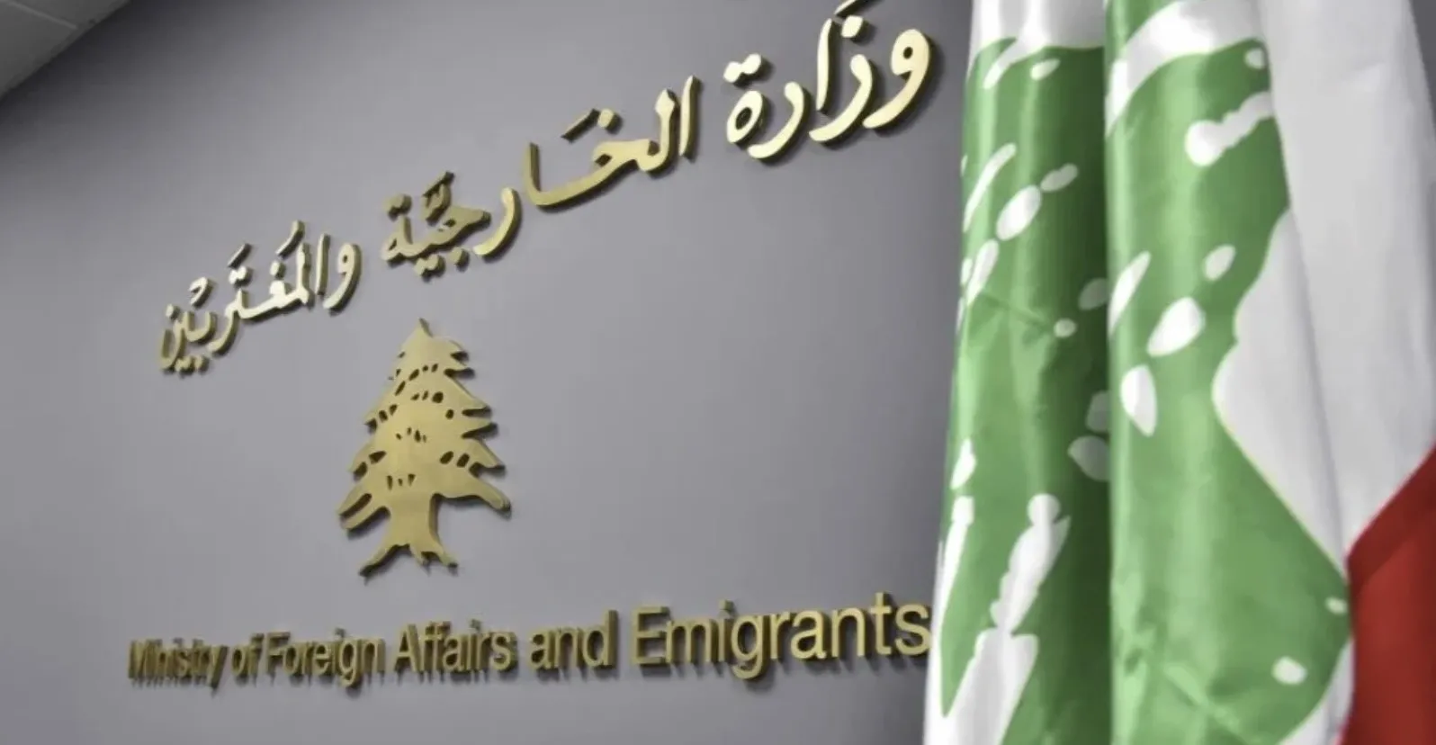 لبنان يطلب مغادرة السفير الايراني وحزب الله يعترض